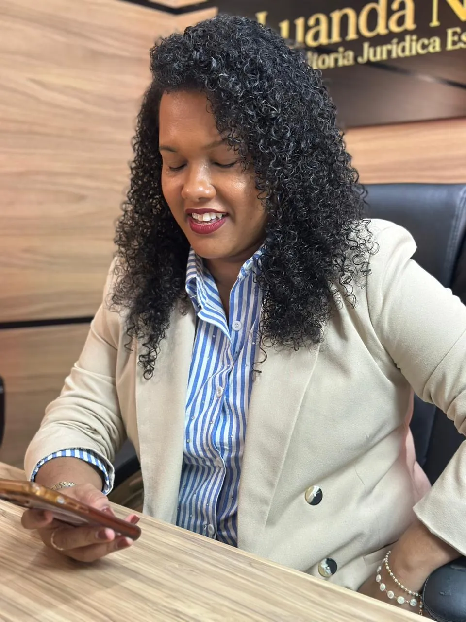 Dra. Luanda Naiara - Trajetória Profissional em Direito Administrativo